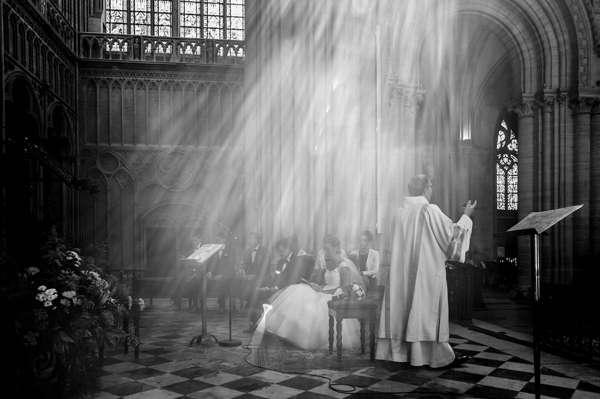 lumière divine pendant une cérémonie religieuse de mariage dans la cathédrale de Bayeux en Normandie